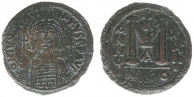 Justinianus I (527-565) - AE Follis (Nicomedia year 23 = AD 549-550, 18.38 g) - Helmeted, draped and cuirassed bust right / Large M, cross above, A be...