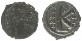 Justinianus I (527-565) - AE 1/2 Follis (Nikomedia year 18 = AD 544-545, 9.84 g) - Hemeted and cuirassed bust right / Large K, cross above, NI in ex. ...