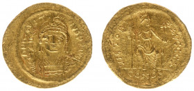 Justinus II (565-578) - AV Solidus (Constantinopolis, 4.35 g) - D N IVSTINVS P P AVI, helmeted and cuirassed bust of Justin II facing, holding Victory...