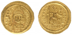 Justinus II (565-578) - AV Solidus (Constantinopolis, 4.37 g) - D N IVSTINVS P P AVI, helmeted and cuirassed bust of Justin II facing, holding Victory...