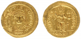 Justinus II (565-578) - AV Solidus (Constantinopolis, 4.46 g) - D N IVSTINVS P P AVI, helmeted and cuirassed bust of Justin II facing, holding Victory...