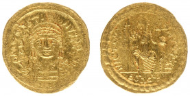 Justinus II (565-578) - AV Solidus (Constantinopolis, 4.50 g) - D N IVSTINVS P P AVI, helmeted and cuirassed bust of Justin II facing, holding Victory...