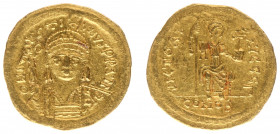 Justinus II (565-578) - AV Solidus (Constantinopolis, 4.40 g) - D N IVSTINVS P P AVI, helmeted and cuirassed bust of Justin II facing, holding Victory...