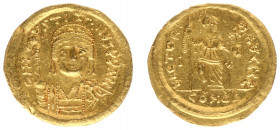 Justinus II (565-578) - AV Solidus (Constantinopolis, 4.39 g) - D N IVSTINVS P P AVI, helmeted and cuirassed bust of Justin II facing, holding Victory...