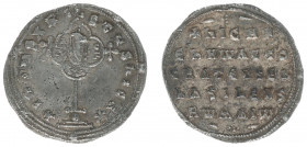 Nicephorus II Phocas (963-969) - AR Miliaresion (Constantinople, 2.67 g) - Cross crosslet on globe above two steps, at the centre medallion of four pa...