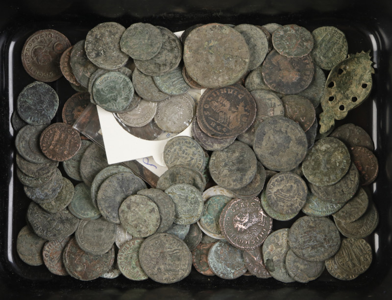 Roman coinage - A lot with appr. 70 small Roman bronzes, mainly 4th century, app...