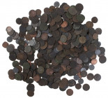 Boxes - Doosje met koperen munten met vnl. (VOC) Duiten, NL+overzee en iets zink - Ruim 400 stuks