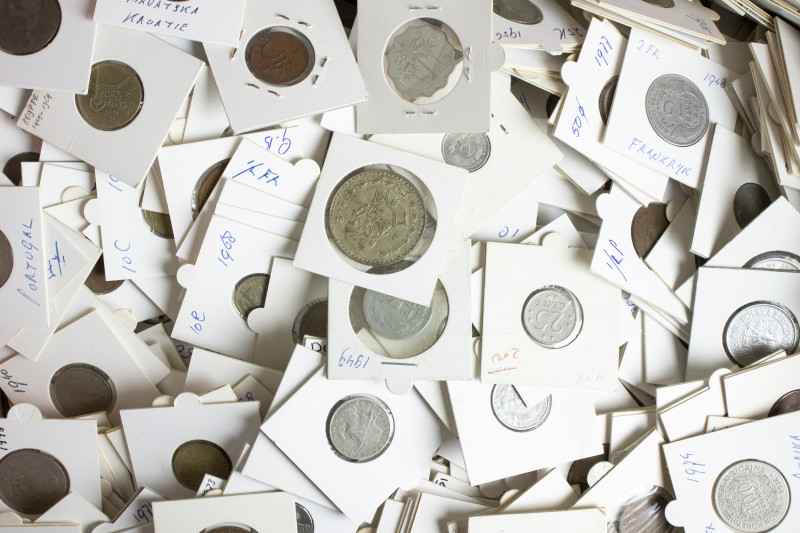 World (cannot be shipped) - Afsluitbare plastic krat gevuld met ingekaarte werel...