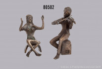 Konv. 2 Bronzefiguren des Künstlers und Bildhauers Gustav Nonnenmacher, 1 Musiker mit Geige und 1 Frau mit offenen Armen, beide sitzend auf Hocker, H ...