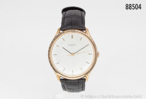 Universal Geneve HAU mit Handaufzug, silberfarbenes Blatt, Gehäuse vergoldet, D 35 mm, sehr guter Zustand mit neutralem Lederband, Swiss Made, eine ed...