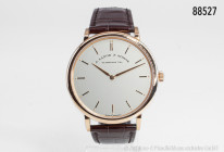 Lange & Söhne HAU, Saxonia Thin, Ref. 211.032, Handaufzug Kaliber L093.1, 18 Karat Roségold mit Krokodillederband und 18 Karat Roségold-Dornschließe, ...