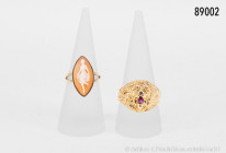 Konv. Ring mit schön ausgearbeitetem Löwenkopf, mit kleinem roten Stein, 333er Gold, D 19 mm, 5,9 g, dazu Ring mit Gemme mit Darstellung einer Tänzeri...