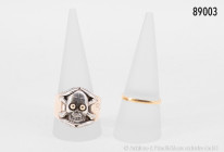 Konv. Herrenring, 333er Gold, mit Totenkopf aus Silber, die Augen in 333er Gold gefasst, D ca 21 mm, 10,5 g, dazu Ehering, Frankreich, 585er Gold, Nam...