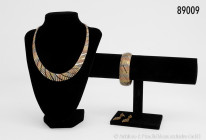 Collier, Armband (L 21 cm) und 1 Paar Ohrstecker, 585er Gold, Weiß-, Gelb- und Rotgold kombiniert, sehr schöne Ausarbeitung mit feinen Gliedern, 73,35...