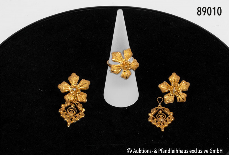 1 Paar Ohrgehänge und ein dazu passender Damenring, 22 Karat Gelbgold, aus dem a...