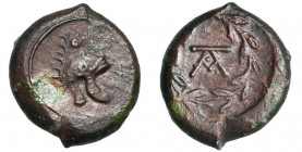 SICILE, CAMPANIENS DE L''ETNA, AE bronze, 344-336 av. J.-C. D/ Casque campanien à d. R/  dans une couronne. SNG ANS -; Calciati 2. 2,38g Rare Tache d...