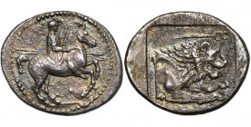 ROYAUME DE MACEDOINE, Perdiccas II (454-413), AR tétrobole, 437-432 av. J.-C. D/ Cavalier au pas à d., ten. deux lances. R/ Protome de lion à d. Au-de...