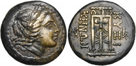MYSIE, CYZIQUE, AE bronze, 2e moitié du 2e s. av. J.-C. D/ T. de Koré à d. Gros grènetis. R/ KYZI-KHNΩN Trépied surmonté d''une couronne dénouée. A g....
