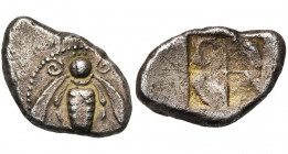 IONIE, EPHESE, AR drachme, vers 480-460 av. J.-C. D/ Abeille entre deux volutes. R/ Carré creux quadriparti. BMC 6; SNG von Aulock 1825 var.; SNG Berr...