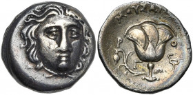 CARIE ou LYCIE, AR drachme, vers 170 av. J.-C. Imitation des monnaies rhodiennes. D/ T. d''Hélios de f., légèrement tournée vers la d. R/ MOYΣAIOΣ Ros...