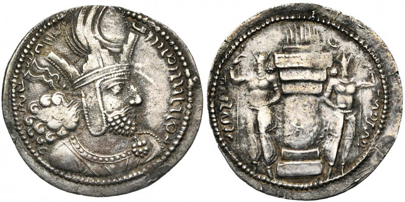 ROYAUME SASSANIDE, Shapur Ier (241-272), AR drahm. R/ Au-dessus, à d. des flamme...