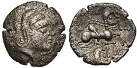 ARMORIQUE, Veneti, bill. statère, 1er siècle av. J-C. Type à l''octopède. D/ T. à d., les cheveux enroulés en trois rouleaux, terminés par des boucles...