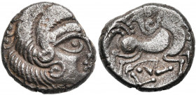 ARMORIQUE, Coriosolites, bill. statère, vers 50 av. J.-C. Type au nez pointé. D/ T. à d., les cheveux disposés en trois enroulements, entourée de lign...