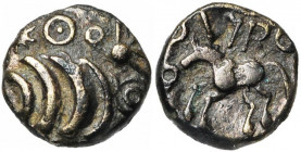 GAULE BELGIQUE, Nervii, AE quart de statère épigraphe. Classe I. D/ Quatre arcs de cercle entourés, au-dessus et à d., d''un astre, un annelet centré ...