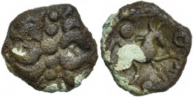 GAULE BELGIQUE, Nervii, AE bronze. Type au rameau. Classe I/IIa. D/ Rameau composé d''une ligne de globules et de grosses mèches disposées de part et ...