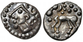 GAULE BELGIQUE, Treviri, AR quinaire, avant 52 av. J.-C. Type au nez angulaire. D/ T. à g., l''oeil, la bouche et le menton marqués par de gros points...