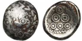 ALLEMAGNE DU SUD, Vallée du Rhin moyen, El statère, 2e-1er s. av. J.-C. Type Regenbogenschüsselchen. Electrum. D/ Triskèle centré d''un annelet pointé...