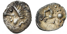 ALLEMAGNE DU SUD, Vindelici, AR obole, 1er s. av. J.-C. Type Manching 2. D/ T. à g. au nez très prononcé, trois points figurant l''oeil et la bouche, ...