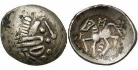 OLTENIE, AR tétradrachme, 1er s. av. J.-C. Type Sattelkopfpferd. D/ T. stylisée à d. R/ Cavalier menant son cheval au pas à g. Le cavalier représenté ...