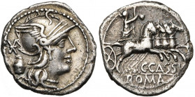 C. Cassius, AR denier, 126 av. J.- C., Rome. D/ T. casquée de Roma à d. Derrière,  et une urne de vote. R/ C·CASSI/ ROMA Libertas conduisant un quadr...