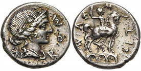 Mn. Aemilius Lepidus, AR denier, 114-113 av. J.-C., Rome. D/ T. fém. l., diad., dr. à d. A g., . A d., ROMA. R/ Statue équestre à d., sur une triple ...