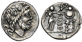 P. Sabinus, AR quinaire, 99 av. J.-C., Rome. D/ T. l. de Jupiter à d. Derrière, I entre deux points placés au-dessus et en dessous. R/ Victoire deb. à...