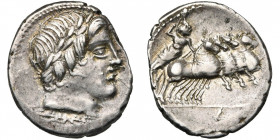 Anonyme (Gargilius, Ogulnius, Vergilius), AR denier, 86 av. J.-C., Rome. D/ T. l. d''Apollon à d. Dessous, foudre. R/ Jupiter conduisant un quadrige à...