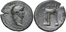 NERON (54-68), AE sesterce, 64, Rome. D/ NERO CLAVDIVS CAESAR AVG GER P M TR P IMP P P T. l. à d., l''épaule g. dr. de l''égide. R/ S-C Arche triompha...