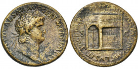 NERON (54-68), AE sesterce, 65, Rome. D/ NERO CLAVD CAESAR AVG GER PM TR P IMP PP T. l. à d. R/ PACE P R TERRA MARIQ PARTA IANVM CLVSIT/ S-C Vue du te...