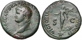 NERON (54-68), AE dupondius, 65, Lyon. D/ NERO CLAVD CAESAR AVG GER TR P IMP PP T. l. à g. Petit globe à la pointe du cou. R/ VICTORIA AVGVSTI/ S-C/ I...