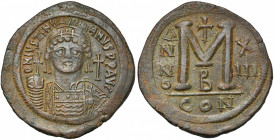 Justinien Ier (527-565), AE follis, an 13, 539-540, Constantinople. Off. B. D/ B. casqué et cuir. de f., ten. le gl. cr. et le bouclier. A d., une cro...