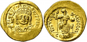 Justin II (565-578), AV solidus, Constantinople. Off. I. D/ B. casqué et cuir. de f., ten. un gl. nicéphore et un bouclier. R/ VICTORI-A AVCCCI/ CONOB...