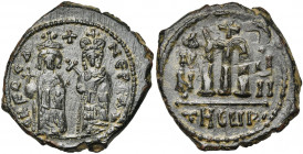 Phocas (602-610), AE follis, an 7, 608-609, Antioche. D/ Phocas et Leontia deb. de f., Phocas ten. le gl. cr., Leontia ten. le sceptre cr. R/ Grand ....