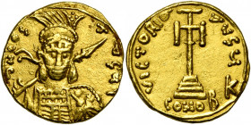 Constantin IV (668-685), AV solidus, 681-685, Syracuse. D/ B. casqué et cuir. de f., ten. un bouclier et une lance sur l''épaule. R/ VICTORIA- AVG/ C...