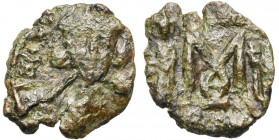Constantin IV (668-685), AE follis, Ravenne. D/ B. de trois-quarts de f., ten. une lance sur l''épaule. R/ Grand  entre les fig. d''Héraclius et de T...