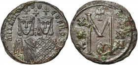 Michel II d''Amorium et Théophile (821-829), AE follis, Constantinople. Grand module. D/ B. des empereurs de f. Entre leurs t., une croix. R/ Grand M....