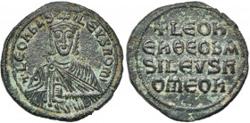 Léon VI le Sage (886-912), AE follis, Constantinople. 3e type. D/ B. cour. de f., vêtu de la chlamyde, ten. l''akakia. R/ Légende en quatre lignes. Se...