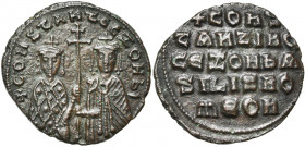 Constantin VII et Zoé (914-919), AE follis, Constantinople. D/ B. de f. de Constantin VII à g. et de Zoé à d., cour., ten. entre eux une longue croix ...