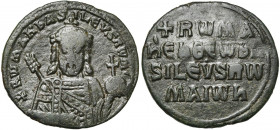 Romain Ier Lécapène (920-944), AE follis, 931-944, Constantinople. D/ B. cour. de f., ten. le labarum et un gl. cr. Légende interrompue à 12h. R/ Lége...