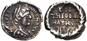 OSTROGOTHS, Théodahad (534-536), AE quart de silique, Rome. Au nom de Justinien Ier. D/ DN IVSTI-NIΛN ΛVC B. dr. et diad. à d. R/ DN/ THEODΛ/HΛTHVS/ R...